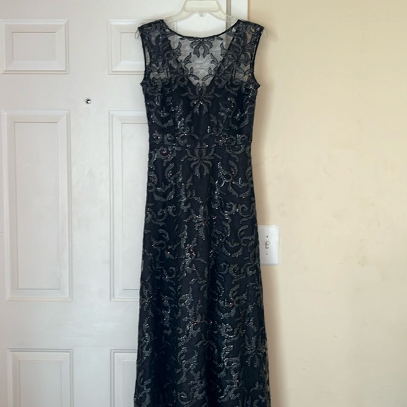Calvin Klein Evening Gown Black
Metallic Lace Size 4 - Picture 2 of 11